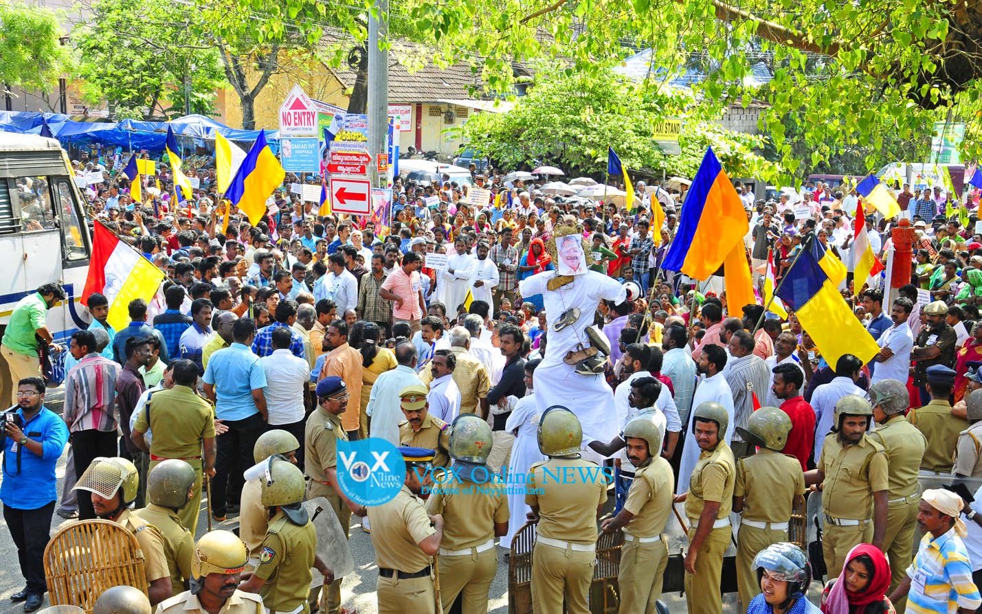 ബോണക്കാട്ടെ കുരിശ്‌ തകര്‍ത്ത്‌ സംഭവം ; നെയ്യാറ്റിന്‍കര ലത്തീന്‍ രൂപതാ വിശ്വാസികളുടെ പ്രതിഷേധം ഇരമ്പി