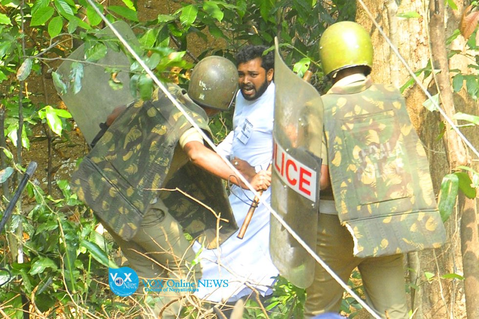 ബോണക്കാടേക്ക്‌ കുരിശുയാത്ര നടത്തിയ വിശ്വാസികളെ പോലീസ്‌ കാണിത്തടം ചെക്‌പോസ്റ്റിലും വിതുരയിലും അടിച്ച്‌ ചതച്ചു