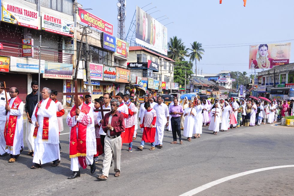 പീഡനുഭവ സ്‌മരണ പുതുക്കി ദുഖവെളളി ആചരിച്ചു; ദേവാലയങ്ങളിൽ ഇന്ന്‌ ഭക്‌തി സാന്ദ്രമായ ഈസ്റ്റർ പാതിരാ കുർബാന