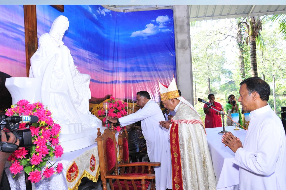 ബോണക്കാടിൽ പിയാത്തയും കുരിശിന്റെ വഴി തൂണുകളും ധ്യാനസെന്ററും ആശീർവദിച്ചു