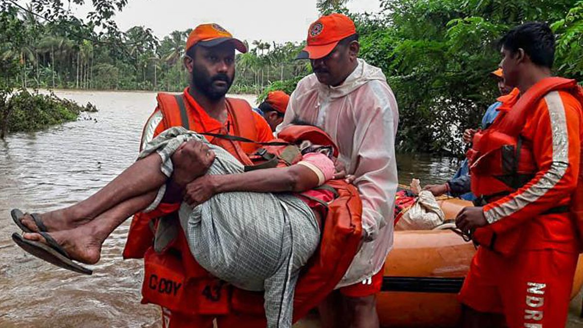 ഇനി അല്പം സമയത്തേയ്ക്ക് ഫേസ്ബുക്കും വട്സാപ്പും വിടാം, പ്രളയ പ്രദേശത്ത് ഒരു നേരത്തെ അന്നം എത്തിക്കാം