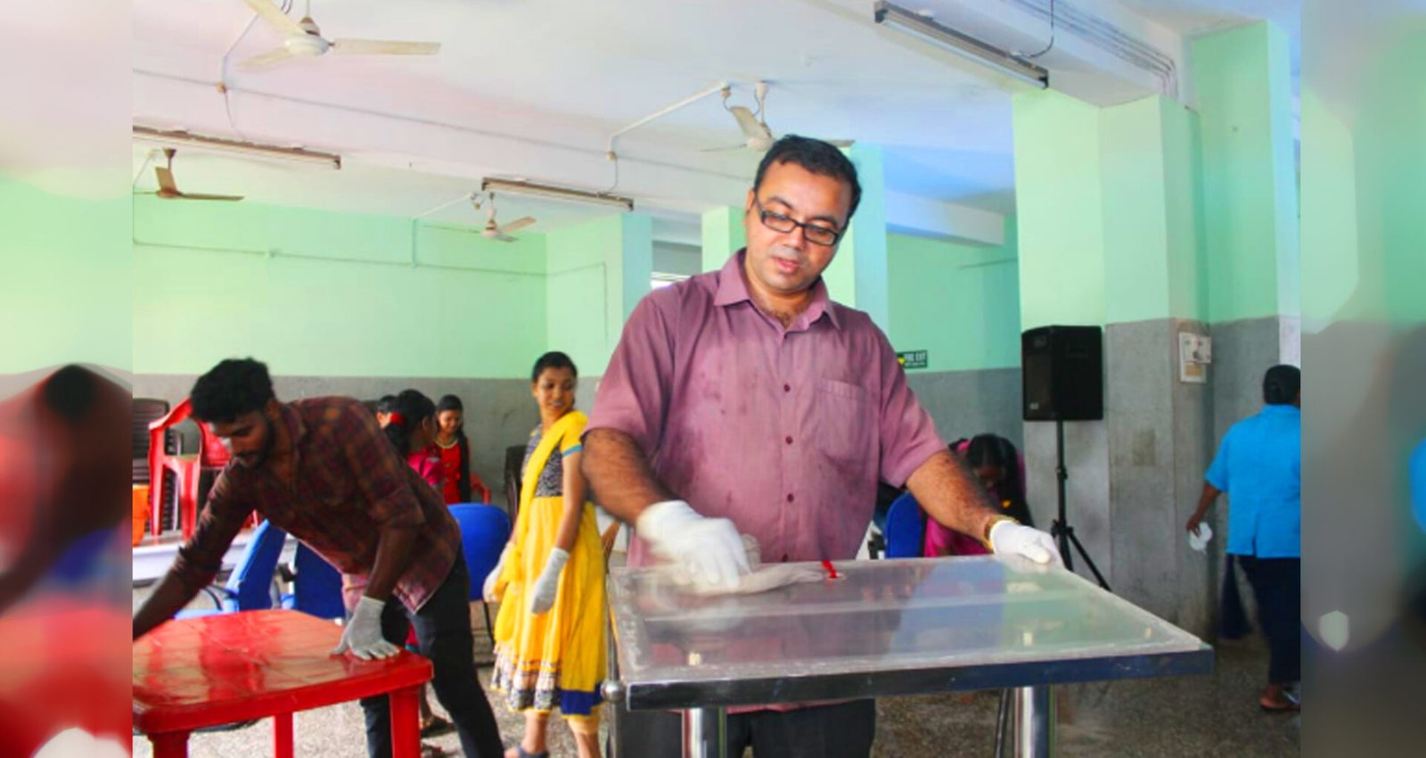 “ശുചിത്വ കേരള ആരംഭം തന്റെ ചുറ്റുവട്ടത്തു നിന്നും” എന്ന മുദ്രാവാക്യവുമായി ഒരു വൈദീകൻ