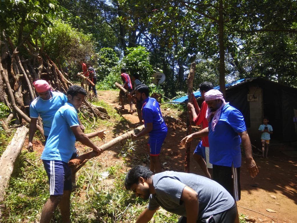 ആരവമൊഴിഞ്ഞു തുടങ്ങിയപ്പോൾ ഉപേക്ഷിക്കപ്പെട്ടവരെ തേടി ഇറങ്ങിയ ഒരുകൂട്ടം വൈദികർ