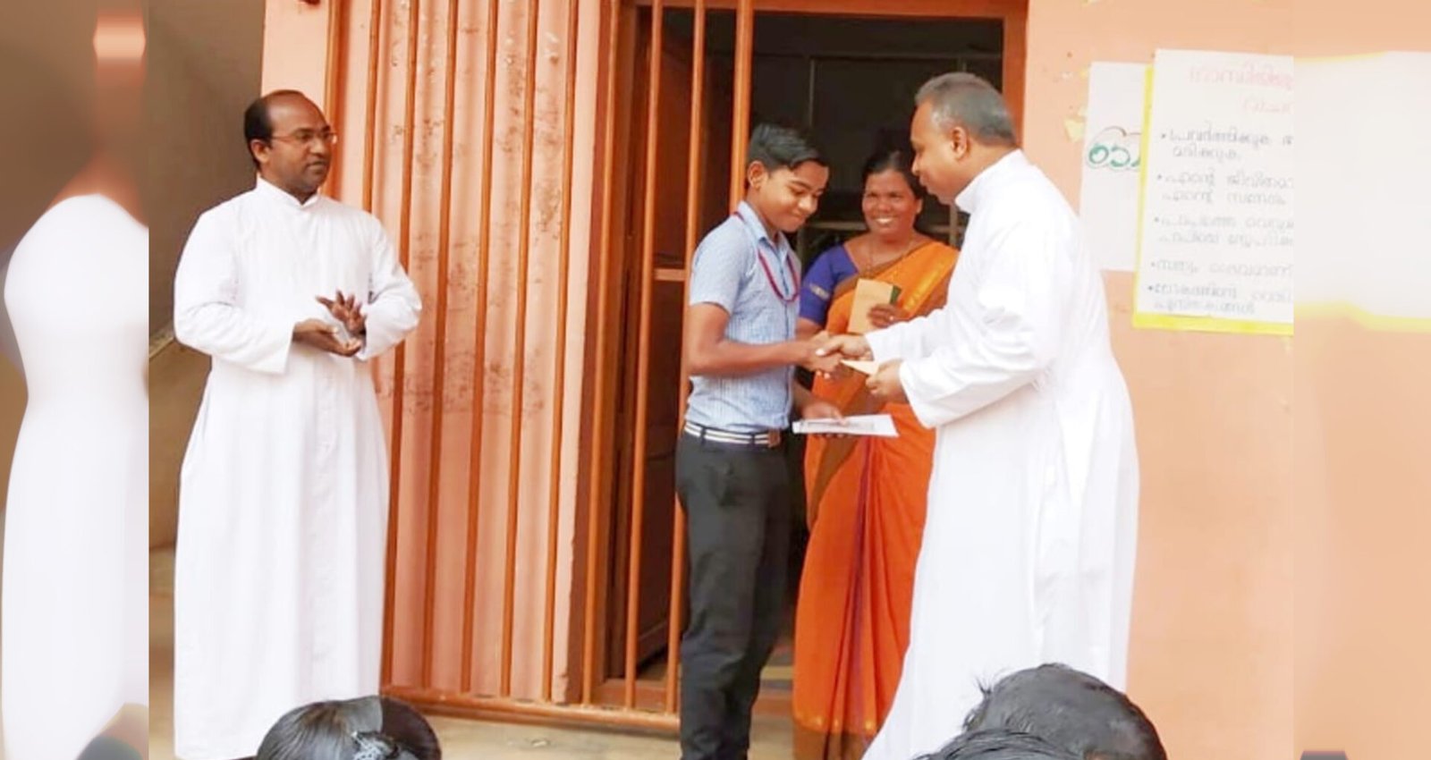 കളഞ്ഞ്കിട്ടിയ ലക്ഷങ്ങൾ തിരികെ നൽകി വിദ്യാർത്ഥി മാതൃകയായി