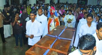 ഫാ.അദെയോദാത്തൂസിന്‍റെ ഭൗതീക ശരീരം കാര്‍മ്മല്‍ഹില്‍ ആശ്രമദേവാലയത്തിനുളളിലെ പുതിയ കല്ലറയിലേക്ക് മാറ്റി