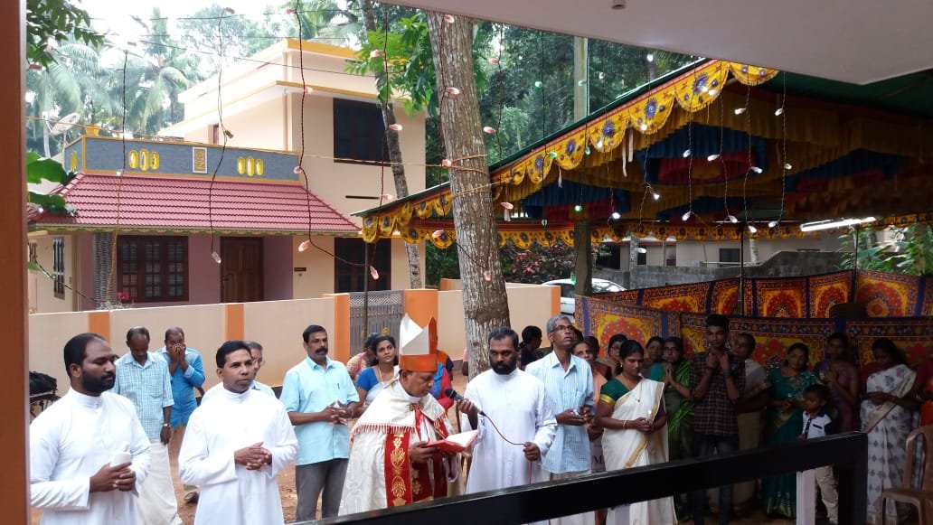 തിരുപുറം ഇടവക നിർമിച്ചു നൽകിയ വീട് അഭിവന്ദ്യ പിതാവ് ആശീർവദിച്ചു