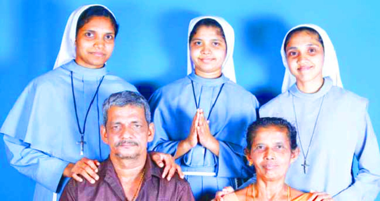 സ​മ​ർ​പ്പി​ത​ശു​ശ്രൂ​ഷ​യി​ലേ​യ്ക്ക് തങ്ങളുടെ മൂന്ന് മക്കളെയും സന്തോഷത്തോടെ നൽകിയ മാതാപിതാക്കൾ ഉത്തമ മാതൃക