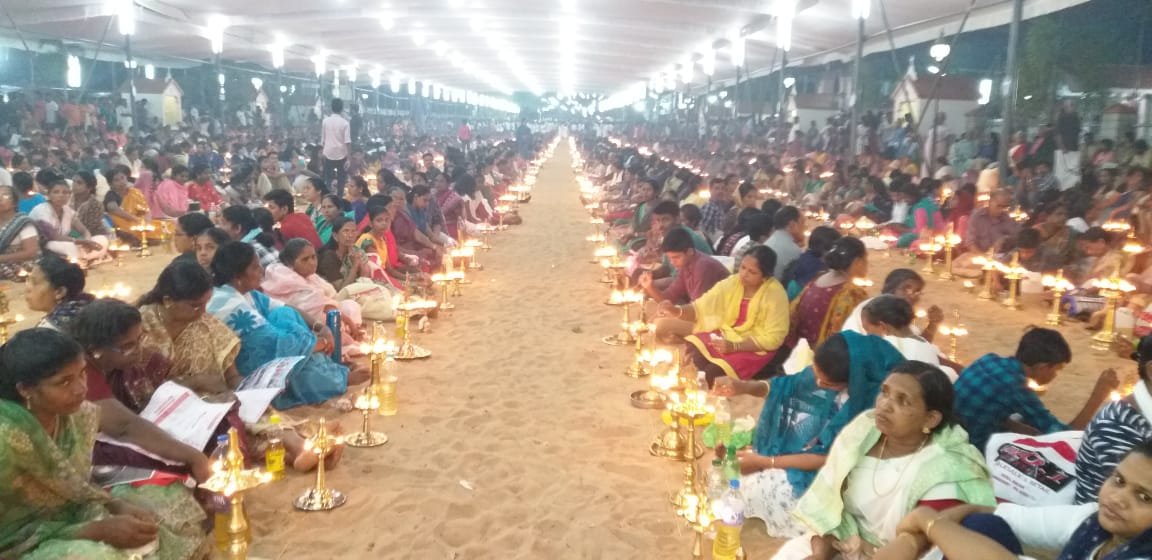 വിശുദ്ധവാര തീർത്ഥാടനകേന്ദ്രമായ പൂങ്കാവ് സ്വർഗ്ഗാരോപിത മാതാ ദേവാലയത്തിലെ വിശ്വപ്രസിദ്ധമായ പെസഹാ രാത്രിയിലെ ദീപക്കാഴ്ച്ച