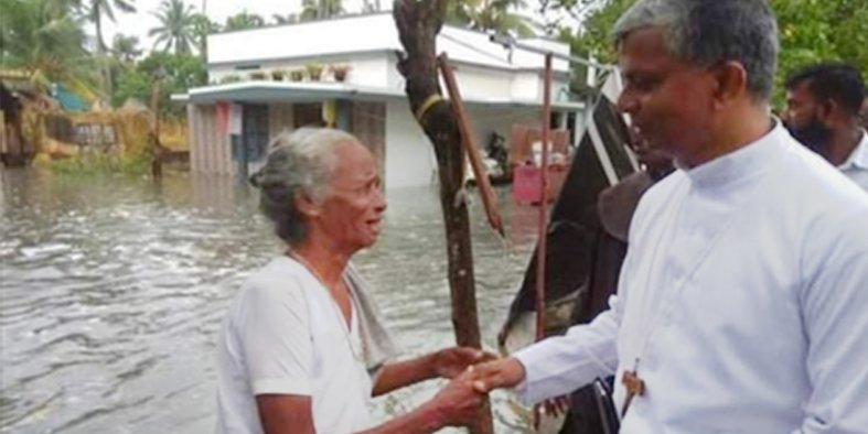 ചെല്ലാനത്ത്‌ കടലാക്രമണം അതിരൂക്ഷം; ധൈര്യം പകർന്ന് ആലപ്പുഴ സഹായ മെത്രാൻ ജെയിംസ് ആനപറമ്പിൽ