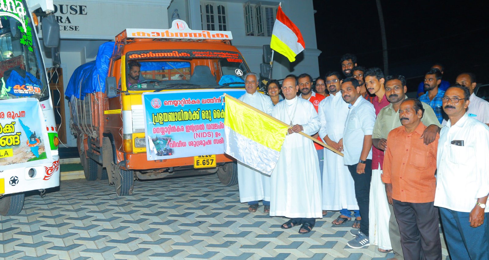  പ്രളയബാധിതര്‍ക്ക് സഹായം; നെയ്യാറ്റിന്‍കര രൂപതയില്‍ നിന്ന് മൂന്നാമത്തെ ലോറി പുറപ്പെട്ടു