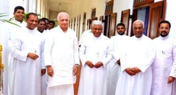 സൂസപാക്യം പിതാവിനെ സന്ദര്‍ശിച്ച് ആയുരാരോഗ്യവും പ്രാർത്ഥനയും നേർന്ന് കേരളാ ഗവര്‍ണ്ണര്‍
