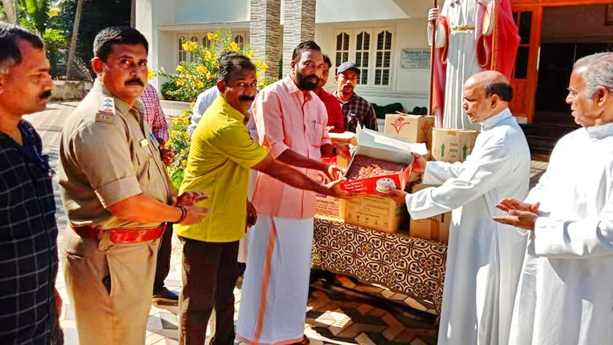 കൊറോണക്കാലത്ത് പോലീസുകാര്‍ക്ക് കേക്ക് വിതരണം ചെയ്ത് കെ.സി.വൈ.എം. മാതൃക