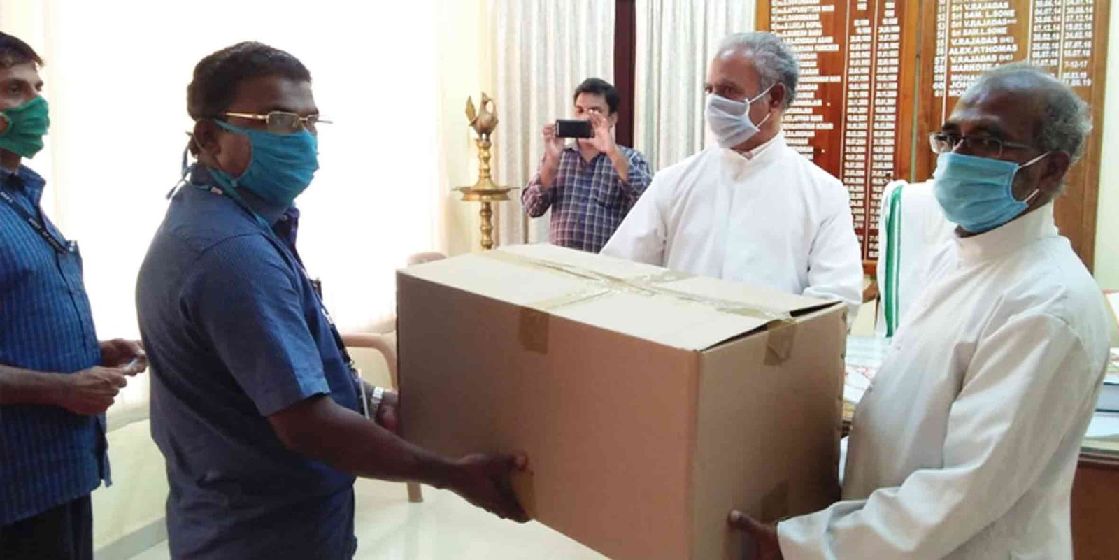 നെയ്യാറ്റിന്‍കര രൂപത ഫെയ്സ് മാസ്ക്കുകളും, സാനിട്ടൈസേഷന്‍ സാധങ്ങളും തഹസില്‍ദാര്‍ക്ക് കൈമാറി