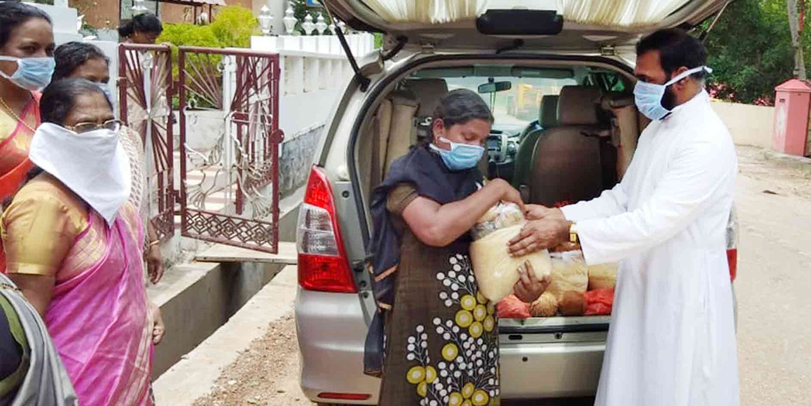 തൂങ്ങാപാറ കൊച്ചുത്രേസ്യ ദേവാലയം ഫെയ്സ് മാസ്കുകളും, ഭക്ഷ്യകിറ്റുകളും വിതരണം ചെയ്തു