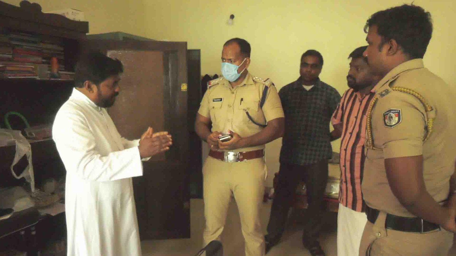 പളളിമേടയില്‍ അതിക്രം വാതിലുകള്‍ തകര്‍ത്ത് പണം അപഹരിച്ചു.