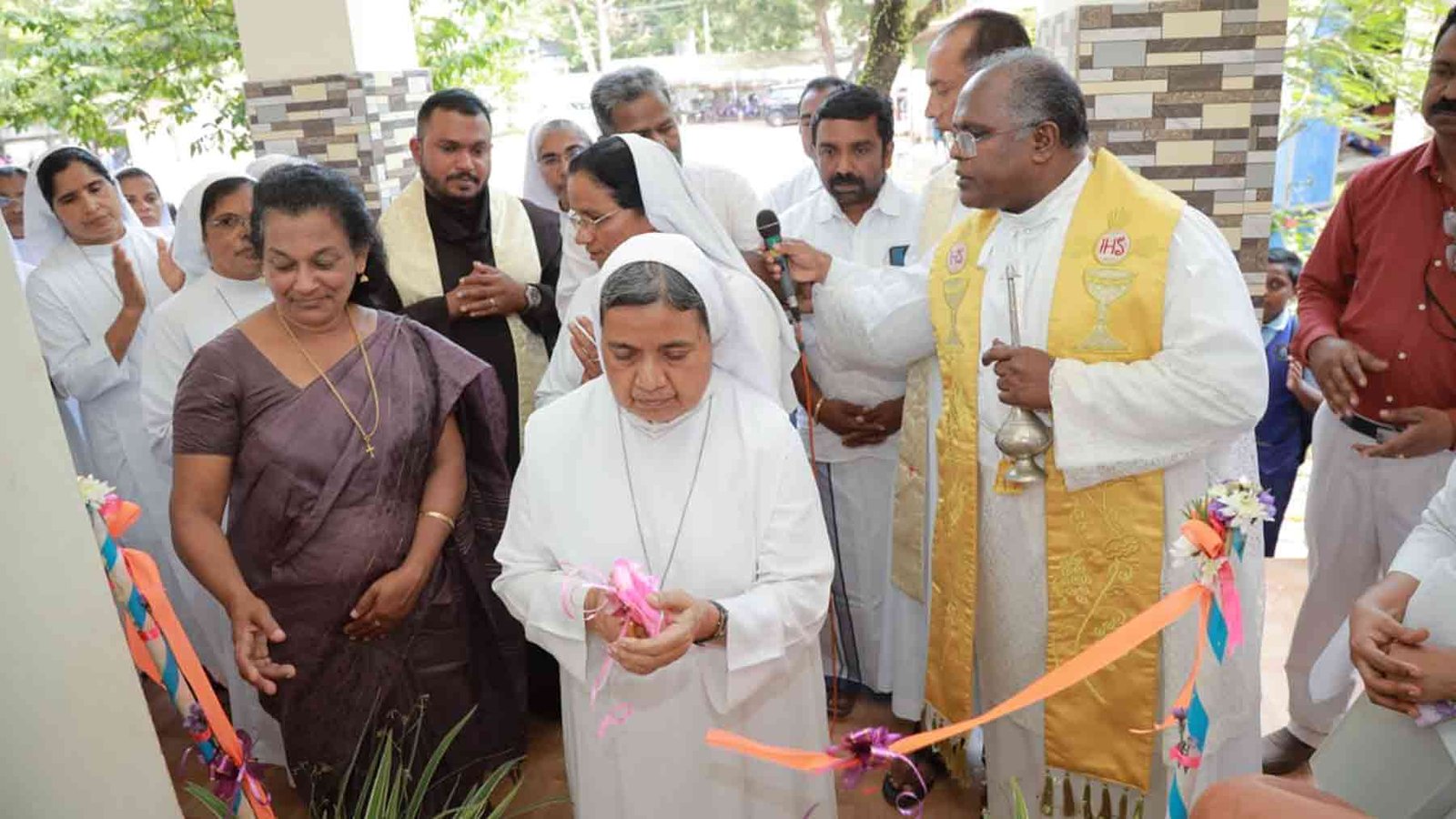 കാട്ടൂർ ഹോളി ഫാമിലി ഹയർ സെക്കന്റെറി സ്ക്കൂളിന്റെ നവീകരിച്ച സ്ക്കൂൾ കെട്ടിടം ആശീർവദിച്ചു