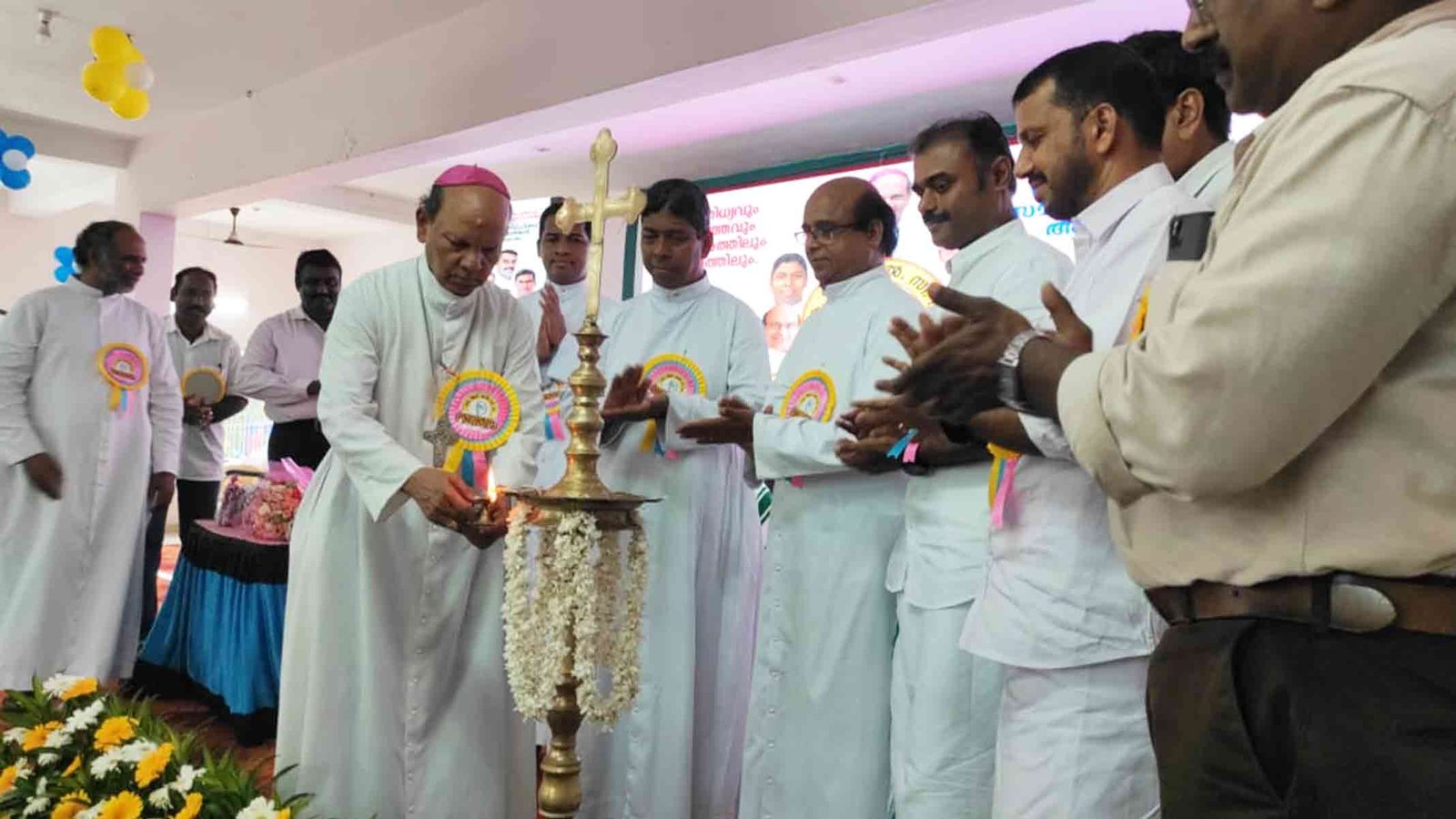 ഇടത് വലത് പാര്‍ട്ടികള്‍ക്ക് അധികാര മോഹം മാത്രമെന്ന് ബിഷപ്പ് വിന്‍സെന്റ് സാമുവല്‍