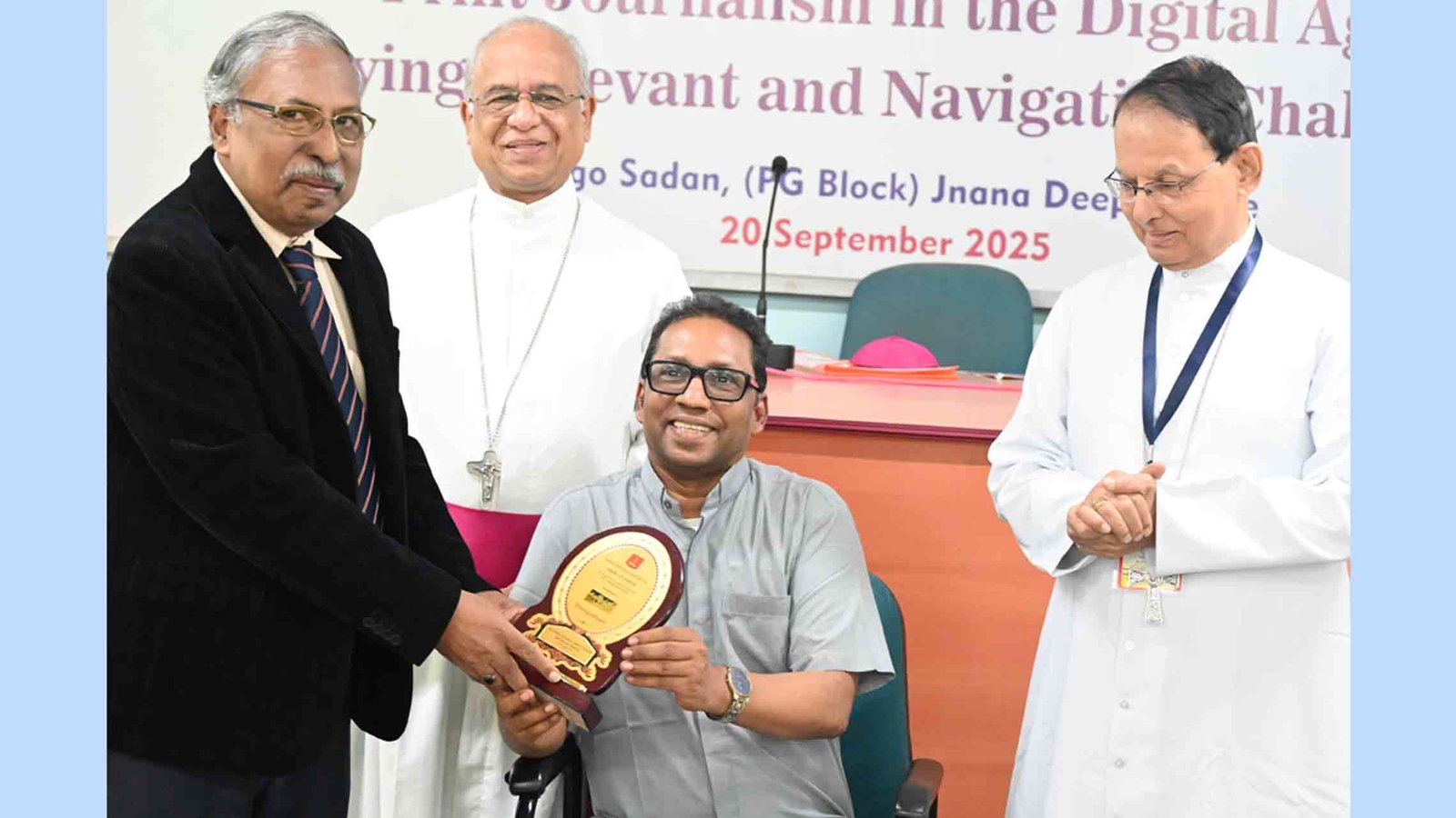 മഞ്ഞുമ്മല്‍ കര്‍മലീത്ത സഭയുടെ ചെറുപുഷ്പം മാസികയെ ആദരിച്ചു